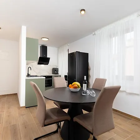 Apartment Lacos *